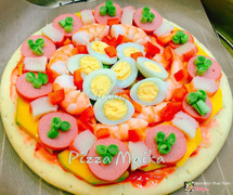 Pizza trứng cút, tôm, thanh cua, xúc xích và double cheese