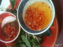 Có thêm dĩa rau răm cho ai ăn vịt lộn thì ăn, không thì ăn chung với ốc.