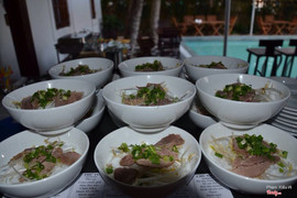 Ăn sáng buffet với phở bò