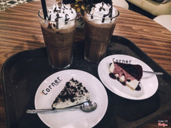 Có rất nhiều bánh ngon từ cũng vừa túi tiền :))) thức uống cũng rất vừa miệng không quá ngọt mấy chị nhân viên cũng nhiệt tình dễ thương .Không gian thích hợp vs mấy bạn hẹn hò , học bài , chụp choẹt :)💕💓