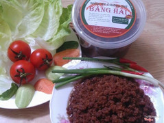 THỰC PHẨM BẰNG HẢI - sản xuất và cung cấp sỉ , lẻ Pate gan gia truyền & Mắm tép chưng thịt.  Mắm tép chưng thịt Bằng Hải được chế biến theo một cách riêng, kỹ lưỡng từ khâu thu mua nguyên liệu đầu vào đến khâu chế biến để đảm bảo sản phẩm luôn thơm ngon và tươi mới. Lựa chọn loại mắm được làm từ tép đồng thơm ngon, màu đỏ gạch nên khi thịt được chưng cùng mắm sẽ có mùi vị và màu sắc tự nhiên hấp dẫn. Hotline: 0944 860 545 / 0982126801 Giá sản phẩm:  * Hà Nội: 250.000đ/kg * HCM: 280.000đ/kg Quy cách đóng gói: * Hộp 500 và 300g