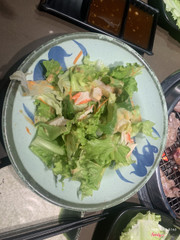 Đây là đĩa salad đầu tiên ỏder, khá bất ngờ :)) salad thanh cua chứ không phải hải sản nhé mọi người :)