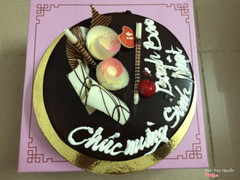 Bánh sinh nhật của IT giá cực sinh viên, thứ 4 hàng tuần lại còn giảm 50% nữa. Bánh thì hơi ngọt và khô, chắc so với giá thành của nó thì cũng ổn rồi, hộp bánh màu hường cute nữa haha. Bánh này mình mua 150k khá ổn