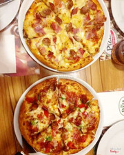 Pizza Company ❤❤ Đây là món ăn mình thích nhất ấy bởi vì ở đây không những view đẹp, quán phục vụ tốt mà giá còn phải chăng nữa chứ. 3 người đi ăn 2 cái như mình là no căng luôn ấy ạ. Còn nhường nhau ăn cơ )) cá nhân mình thấy ăn pizza ở đây không bị ngấy như PizzaHut, cũng không bị khô như Texas. Phô mai khá nhiều và thơm. Đặc biệt là dứa ở đây rất ngon đó ạ. Cắn 1 phát là tan chảy , quyện cùng phô mai là hết ý luôn ấy. Chắc chắn sẽ quay lại ạ !! 🙌🙌