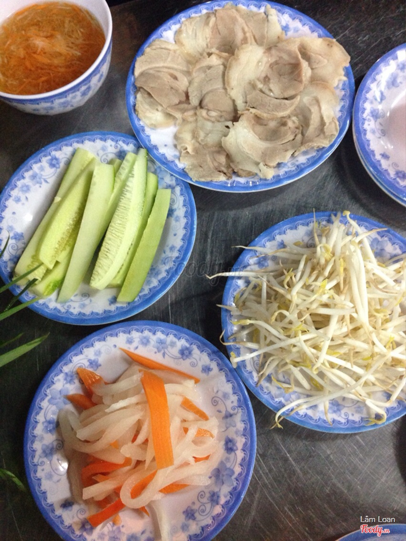 Thịt luộc cuốn bánh tráng