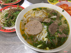 Bún bò thịt, chả bò