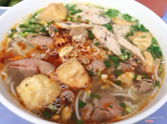 Bún riêu dò bò đậu. Điều cuốn mình đầu tiên khi đến Hà Nội chính là bún riêu cua dò bò đậu trên rất nhiều khu phố ở Hà Nội. Nước dùng thơm, đậm đà, dò ăn lạ miệng, bò thơm, đậu thì cuốn vị ngon vô cùng. Lần nào lên Hà Nội mình cũng phải lùng đi tìm nó đầu tiên để lấp đầy khoảng trống :)) mình ăn hàng này buổi sáng ở ngõ cạnh Văn Miếu. Mình ăn hôm mùng 7 tết giá 40k/bát
