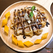 Waffle kem dừa và xoài tươi