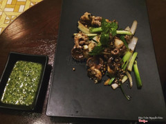 Món bạch tuộc khá cay vì sóc với tiêu sọ nên có cị hơi hăng nồng, the the ở cổ họng.