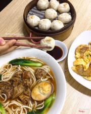 Nhà hàng Anh Béo - 131 Nguyễn Ngọc Vũ  Thấy một đợt phong trào ai cũng checkin các kiểu ở đây và bảo ngon, rẻ . Mịnh cũg đến theo phong trào thì thất vọng tràn trề😩 Sủi cảo rán thì nát, sắp xếp lộn xộn như đồ thừa vậy, tất cả các món ở đây đều rất ngấy chứ kphai ngấy bth như mng nói đâu 😭😭 bánh bao ăn đc 2 miếng là chán. Còn bát mì kia là mình gọi mì lòng, nghe đã thấy ko an toàn rồi luac ăn vào mới thấy hối hận, lòng gì kbiet hôi dã man, làm cả bát nước dùng cũng hôi theo ăn đc vài miếng bỏ lại nguyên cả bát... Nói chung là cũg chán đi. 🙂