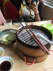 Ăn cũng tạm ổn mà đợi đồ lâu dã man con ngan luôn ấy. Có mỗi 1 ngừoi phục vụ mà quán cũng đông phết. Mà hình như có sự phân biệt đối xử giữa các khách thì phải 🙂 . Gọi một sủi cảo một bánh bao ăn cũng vừa miệng nhưng sự chờ đợi đã thổi bay hết ưu điểm của món ăn rồi. 