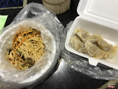 Mì trộn và sủi cảo hấp