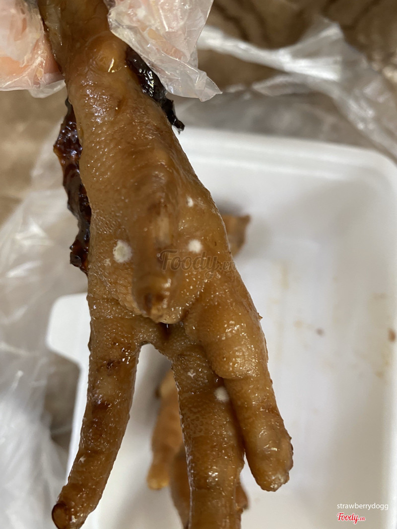 Đốm trắng trên chân gà