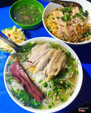 Đi làm về đói quá thấy có hàng bún ngan còn mở như vớ được vàng 😂. Mình gọi 1 bún ngan nước, 1 mì trộn. Nước dùng bún đậm đà, ngan mềm, tiết mọng. Nước trộn mì chua chua ngọt ngọt cũng ngon lắm. Nhưng đỉnh cao phải nói đến bát măng ngâm kia, best of the besttt. Nhìn menu thấy có cả ngan nướng nhưng mình quên k chụp lại 😂, thôi để lần tới quay lại ăn thử ngan nướng coi sao. Thấy mấy bàn ngồi xung quanh cũng toàn thấy ăn ngan nướng chắc là cũng ngon 😝. Mở đến 11-12h đêm hay sao ấy quá tiện để làm ấm bụng khi đi làm về luôn hihi ❤️