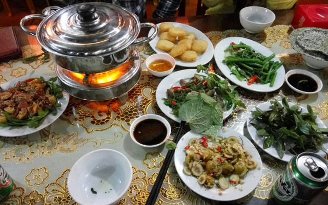 Nhà Hàng Làng Việt