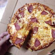 Hôm nay có chtrinh mua 1 tặng 1 nên mình order 1 pizza Hawaiian và 1 pizza BBQ Chicken (cái này mình chưa chụp đc) . Trời mưa nhưng anh shipper đến rất đúng giờ và đặc biệt rất rất đẹp trai luôn ạ ))) Bánh vẫn còn nóng lắm. Cá nhân e thấy ăn bánh đế dày ngon hơn đế mỏng. Bánh nhiều phô mai, ăn rõ vị, thơm. Pizza BBQ Chicken cay cay ngon lắm :3