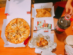 Một thương hiệu cũng khá nổi tiếng. Mình gọi thử combo lớn gồm một pizza, chai coca to và một món ăn kèm tuỳ chọn. Giá của chúng cũng k quá đắt nhưng cũng k thuộc loại rẻ. Xếp vào trung bình khá thôi. Pizza khá ngon nhưng nhanh nguội và cứng. Ở đây thường hay có khuyến mại nên nếu để ý và là fan của domini sẽ đc hưởng ưu đãi nhiều. 4 người hết khoảng 800k nếu ăn đủ no cho một buổi đi chơi