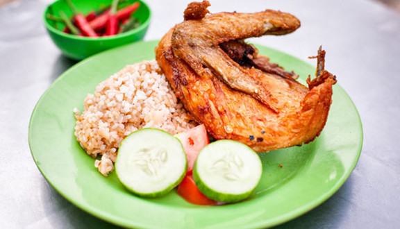 Quán 027 - Cơm Gà Xối Mỡ, Mì Xào Giòn & Mực Chiên Giòn