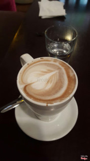 Đây là lần t2 đến tầng trệt. Quán có cả không gian ngoài và trong, phù hợp cho những người đến làm việc cũng như những ng sống ảo. Đồ giá cả ở mức trung bình mà chất lượng lại rất ổn. Trên hình là cacao mint(?- không nhớ) rất đậm và rõ vị, rất ngon. Nhân viên thân thiện. Nói chung sẽ đến lại nữa :). 