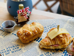 b&#225;nh mỳ hoa c&#250;c v&#224; ham &amp; cheese croissant