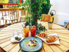 Trung tâm của đảo là một cái cây xanh rờn