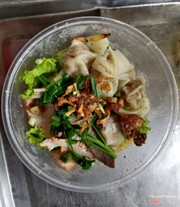Hủ tiếu thêm sủi cảo mang về