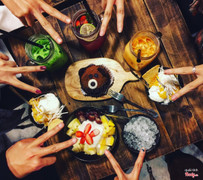 Cầu thang Alice huyền thoại, đồ phục vụ nhanh, uống quá vừa miệng, kem dừa thì hơi quá tay dừa tươi, ăn vị thơm ngọt nhưng mình muốn ngậy hơn chút nữa :-< bánh gấu rắc bột ko đều nhưng ăn thì khá ngon. Điểm cộng cho nhân viên của quán rất nhiệt tình, tốt bụng và hài hước :"3