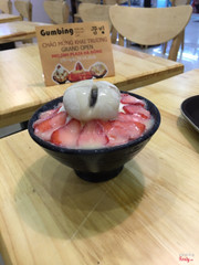 Bingsu dâu tây. Cái bánh tok ở trên ngon ko chịu được. Chỉ 78k cho 2 người ăn no nê