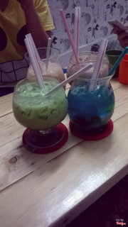 Trà xanh, soda Blue, và Trà sữa đầy đủ đựng trong ly với bình to ú ự luôn