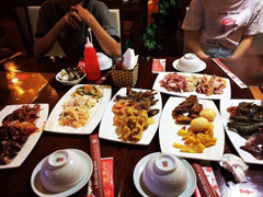 đồ khai vị và nướng sẵn mang về bàn, có thể lấy thức ăn sống mang về bàn trực tiếp nướng