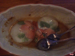 Mochi.omg lần đầu tiên thử mochi.ahhhhh ko thích á.gì đâu mà bột đậu nành ko ngon gì hết.ko thử lại đâu