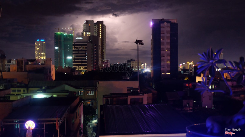 từ rooftop nhìn thành phố đà nẵng v cũng đẹp bộ 😂