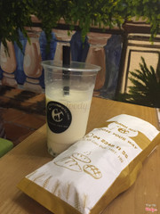 Trà sữa ô long + thuỷ tinh kiwi + bánh mỳ đầy đủ