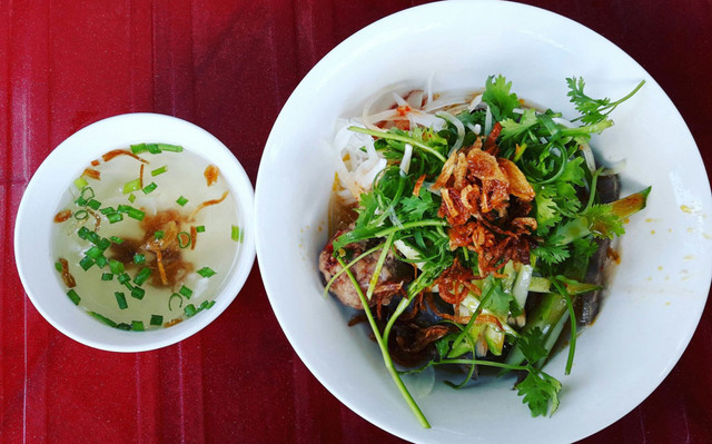 Bánh Canh Khô & Chân Gà Muối Sả