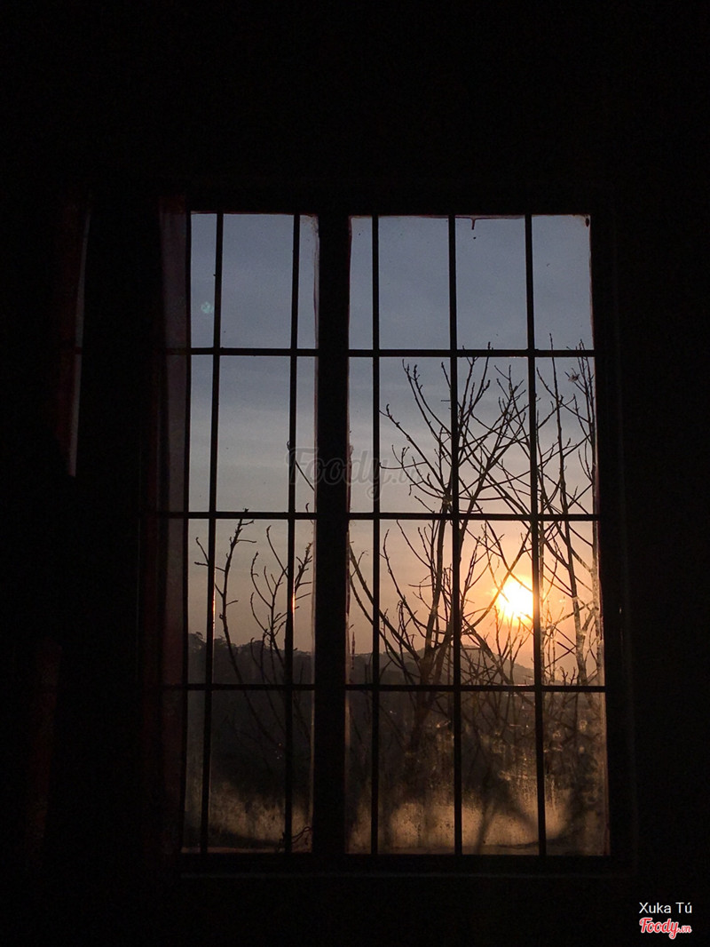 Bình minh từ cửa sổ