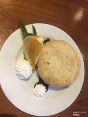 Bánh táo nướng và hoa quả