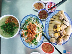 Cháo + gỏi + nữa con gà ta trắng non lòng gà . 