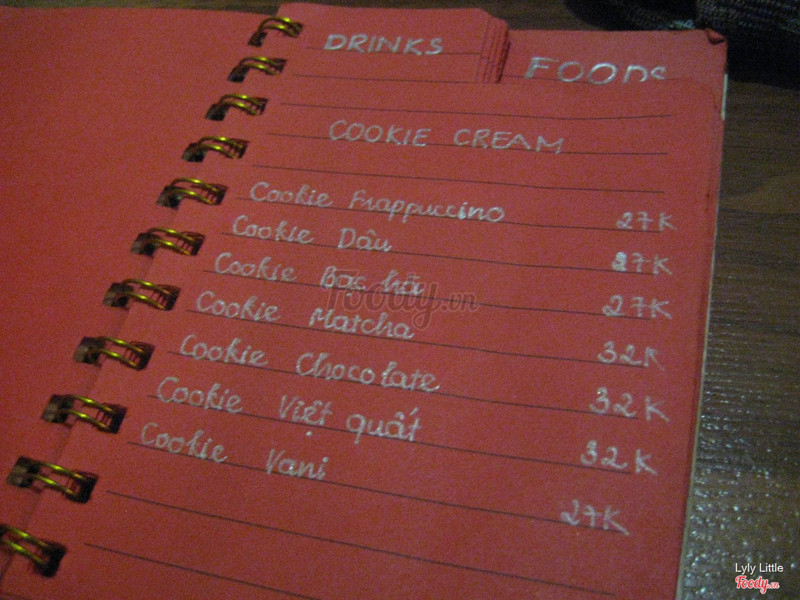 Chụp đước mỗi 1 trang. Menu của quán là các quyển sổ được chủ quán viết tay thực đơn khá cute.