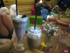 Cốc cao là cookie việt quất 27k. Cốc thấp (thấp mà to phết) là chocolate mint (mình ko nhớ giá cốc này)