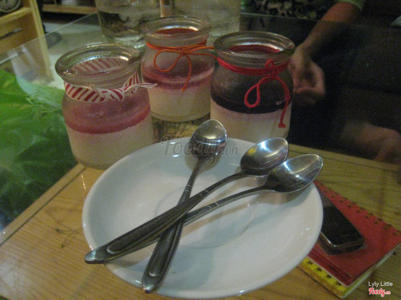 Panna Cota dâu và việt quất, 15k 1 hũ ăn khá được