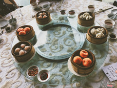 trong ảnh là bánh bao kim sa, bánh bao xá xíu và cá cảo tôm.