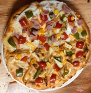 bánh này có thể chọn hai vị trên một bánh thật tiện lợi :)) bánh ngon (half and half pizza)