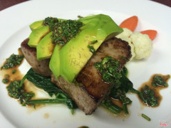 Tuna steak with spinach & avocado