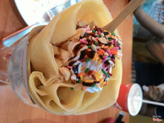 Crepe ở đây thì chuẩn rồi. Không gian rộng rãi thoáng mát. Chị nhân viên nhiệt tình ^^ Thấy bàn mình nhiều đồ ăn quá sợ để lâu kem tan nên chị ấy bảo mình khi nào ăn xong các món kia rồi chị ấy sẽ làm crepe ^^ 