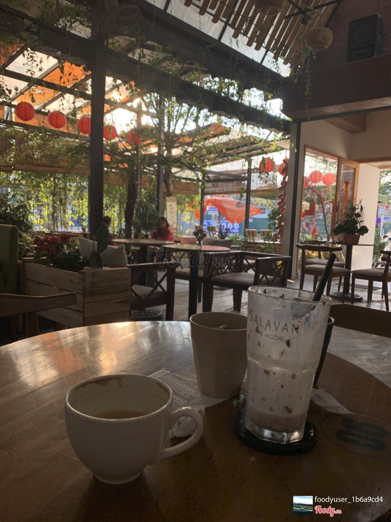 tết mồng 4 tính tìm chỗ chill nhẹ. Mà quán pha cà phê dở quá. Gọi capuchino mà uống như milo. Nhạc thì mở to đùng đoàng. K muốn để ai nói chuyện