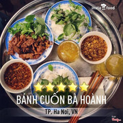 Bánh cuốn không nhân ăn kèm thịt nướng được chấm ngập trong nước dùng đậm đà, thơm ngon.