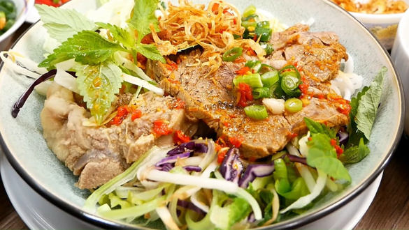 Cô Linh - Mì Chua Cay, Bún Bò Trộn & Gà Tần - Phan Đăng Lưu