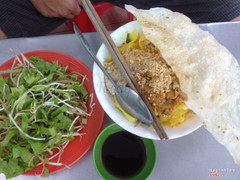 Tô mỳ Quảng, rau, bánh đa