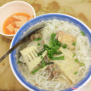 🚩Bún ngan Hương Nam 250 Lò Đúc: bún ngan ở đây là ngan chặt, nước dùng trong nhưng hơi nhạt, bát 25k đầy đặn, ăn thêm cùng với su hào dầm chua ngọt thì ổn hơn. Trời lạnh ăn một bát như này là đủ ấm bụng 😋