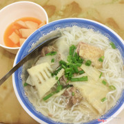 🚩Bún ngan Hương Nam 250 Lò Đúc: bún ngan ở đây là ngan chặt, nước dùng trong nhưng hơi nhạt, bát 25k đầy đặn, ăn thêm cùng với su hào dầm chua ngọt thì ổn hơn. Trời lạnh ăn một bát như này là đủ ấm bụng 😋